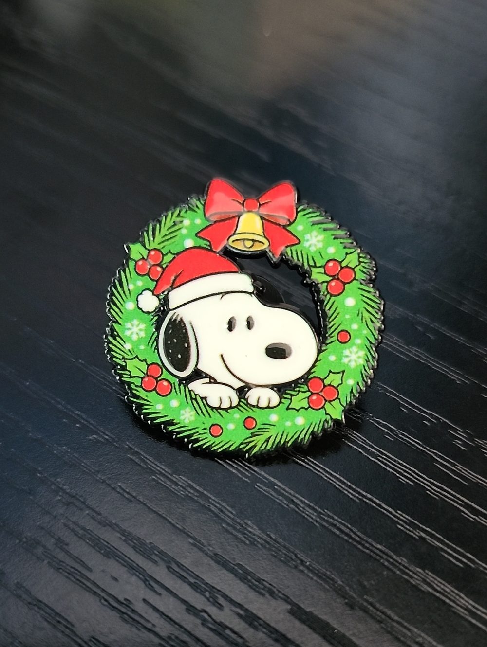 Peanuts Snoopy Holiday Wreath Enamel Pin - Green & Red